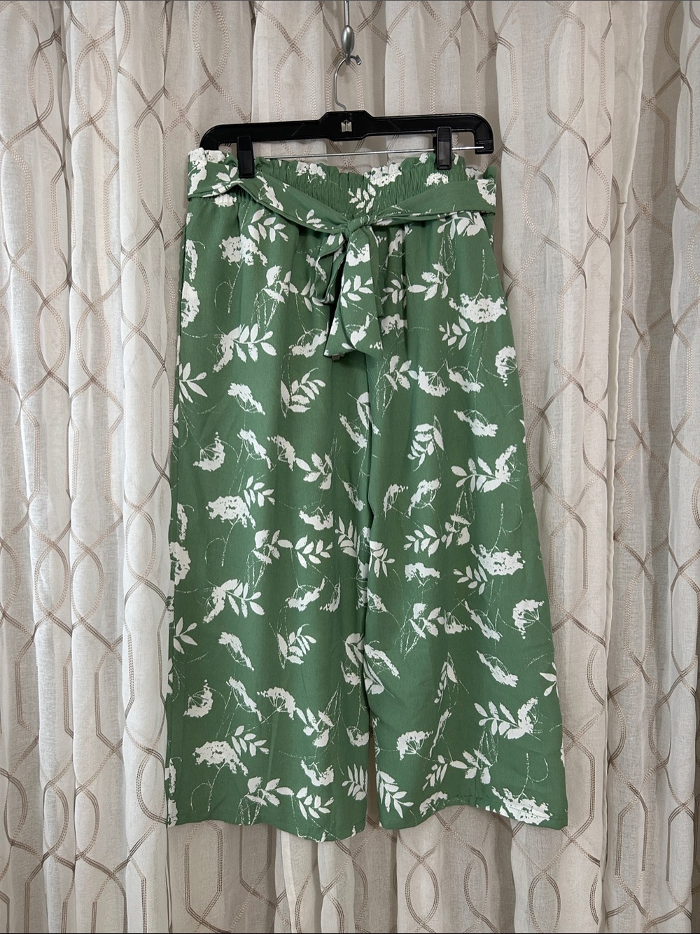 Green Floral Tie-Waist Wide Leg Capri Pants (never worn)
